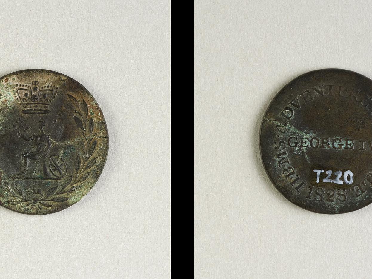 Objetos del memorial dejado en la isla Skyring Museo Territorial